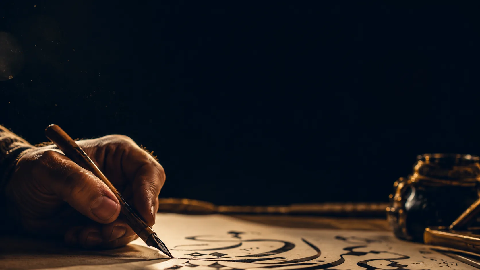 Calligraphe traçant une calligraphie arabe au qalam — Hurûf Paris